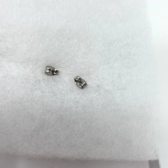 Red Rosette Bracelet and Earring Jewelry Set In Gift Box - Picture 3 of 3